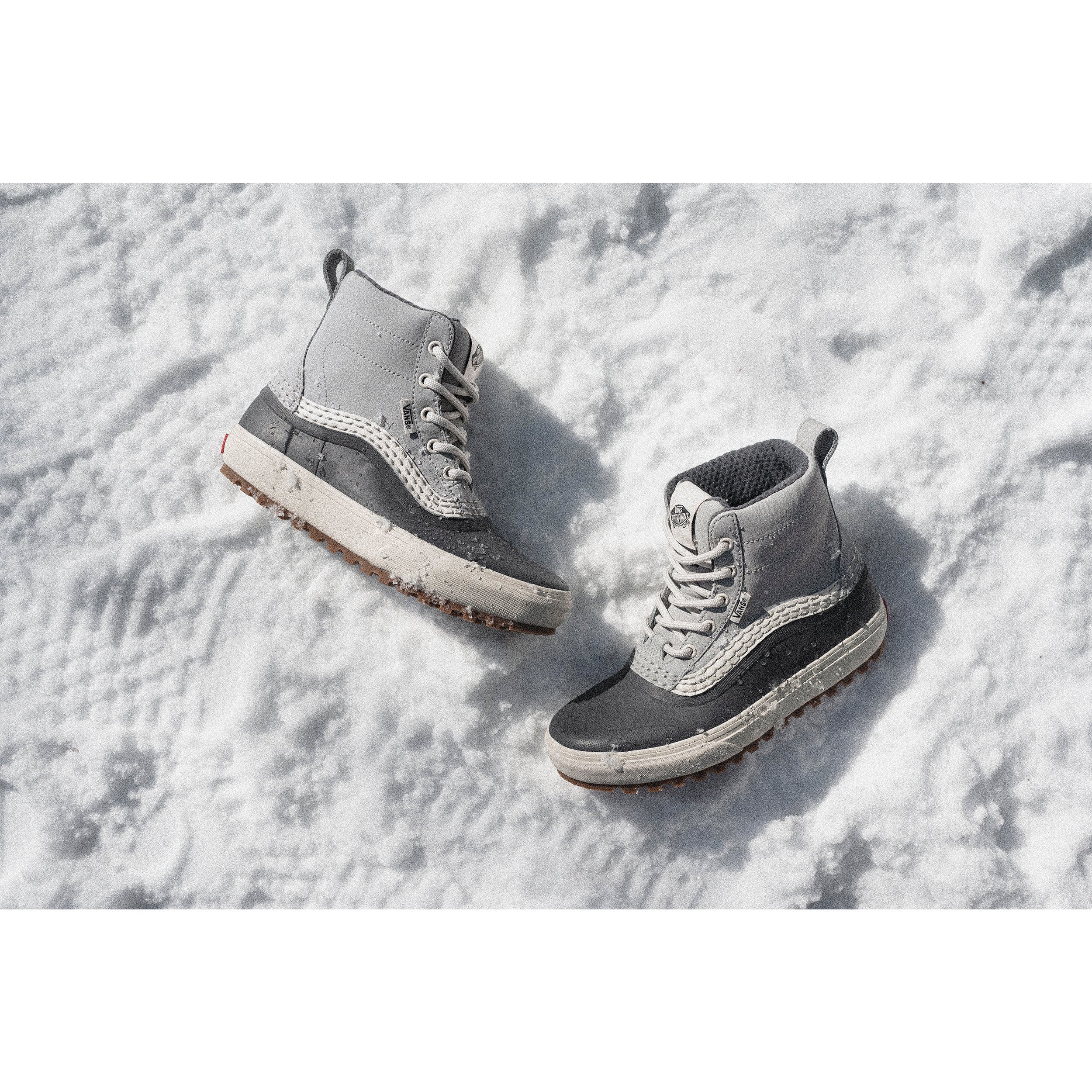 2023 WOMEN'S VANS Standard Mid Snow MTE Boots - Main Image